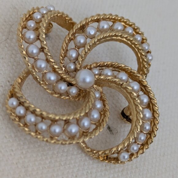 116 Elegant Gold and Pearl Brooch - Picture 5 of 9